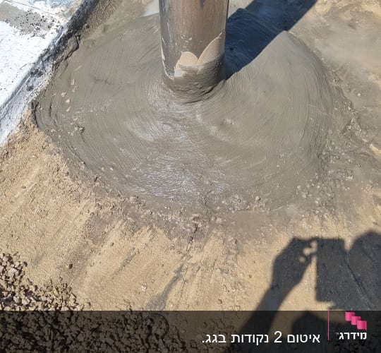 איטום סביב צינור מתכת עם חומר איטום אפור